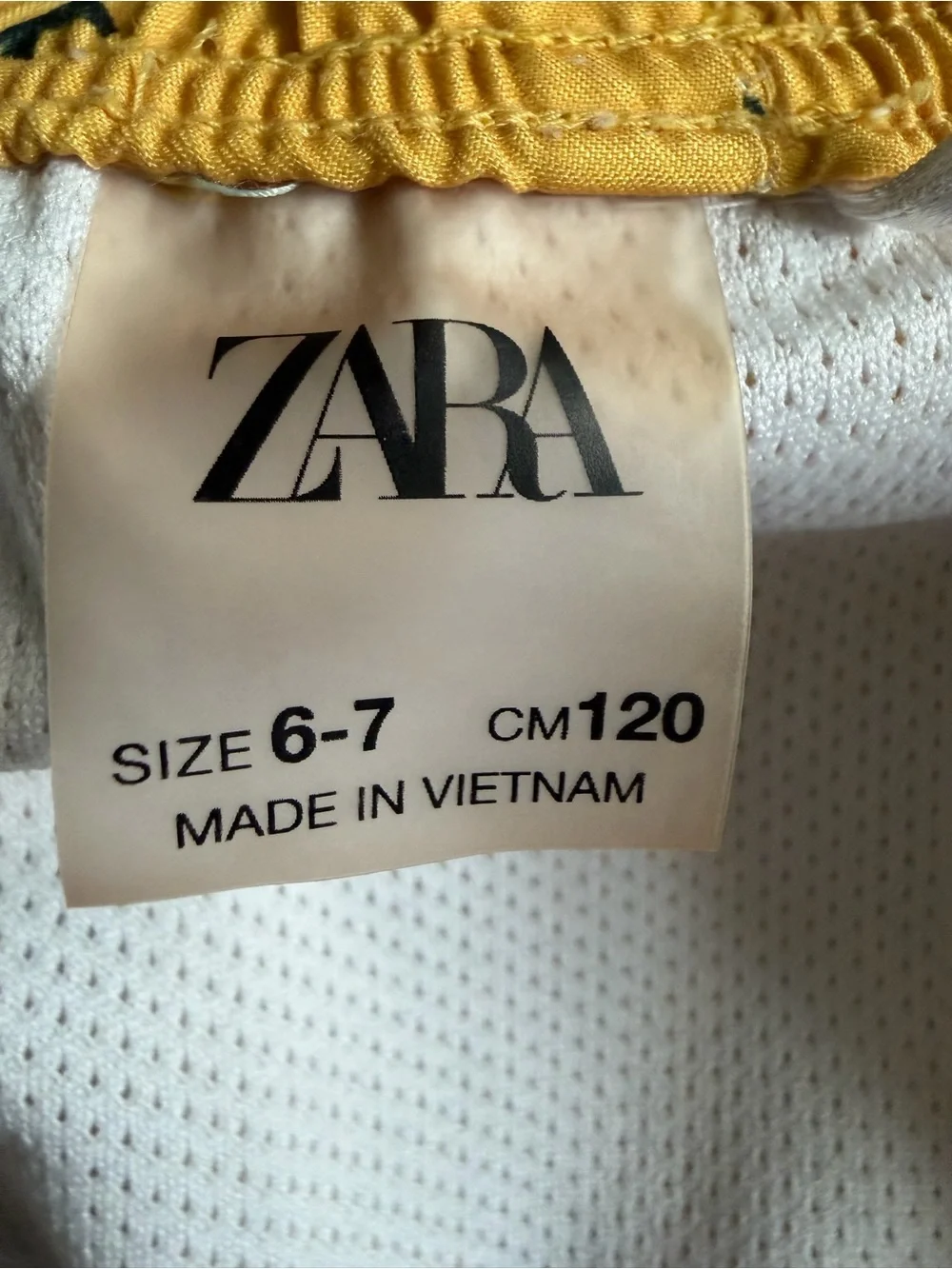 Zara Yellow Star-Print Kids' Elastic Waist Shorts. Size 6-7
